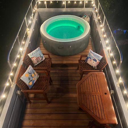 阿克菲尔德 Delightful 2 Bed Double Decker Bus With Hot Tub酒店 外观 照片